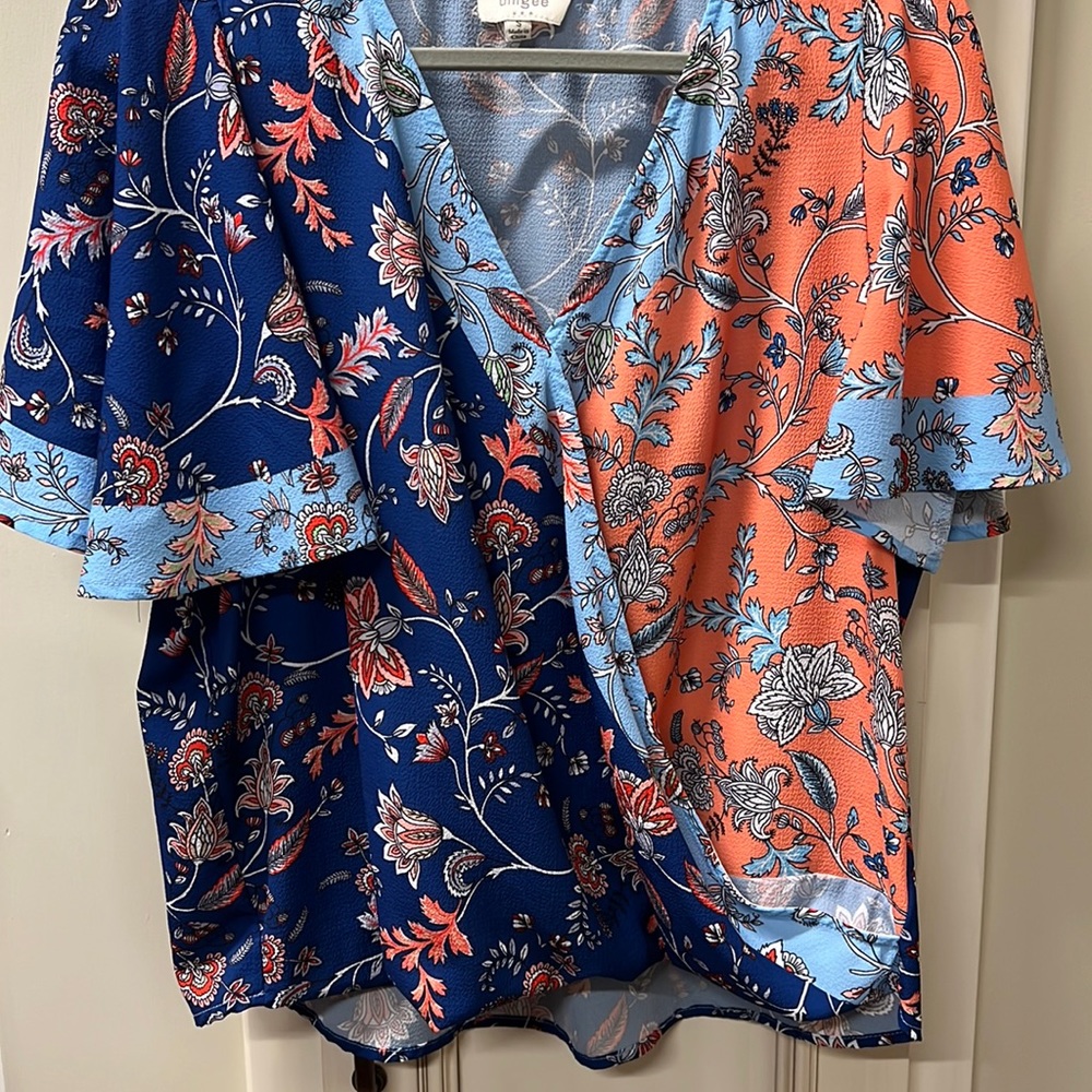 Umgee criss cross blouse in size small. Loose in size. Colorful (worn once)